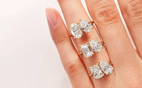 Three rings, each with two diamonds, symbolize the "toi et moi" meaning of "you and me.